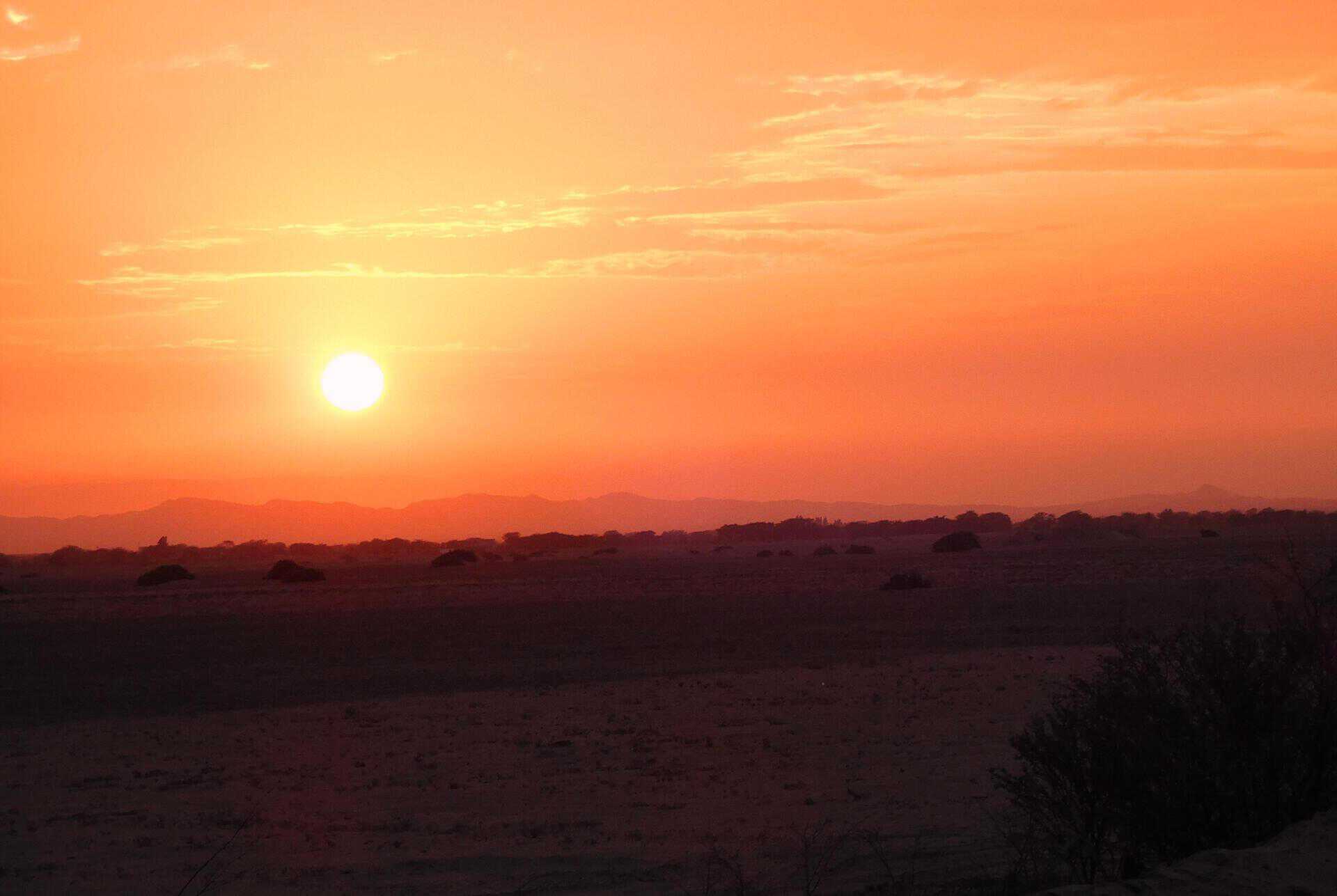 Puesta de sol en el desierto peruano