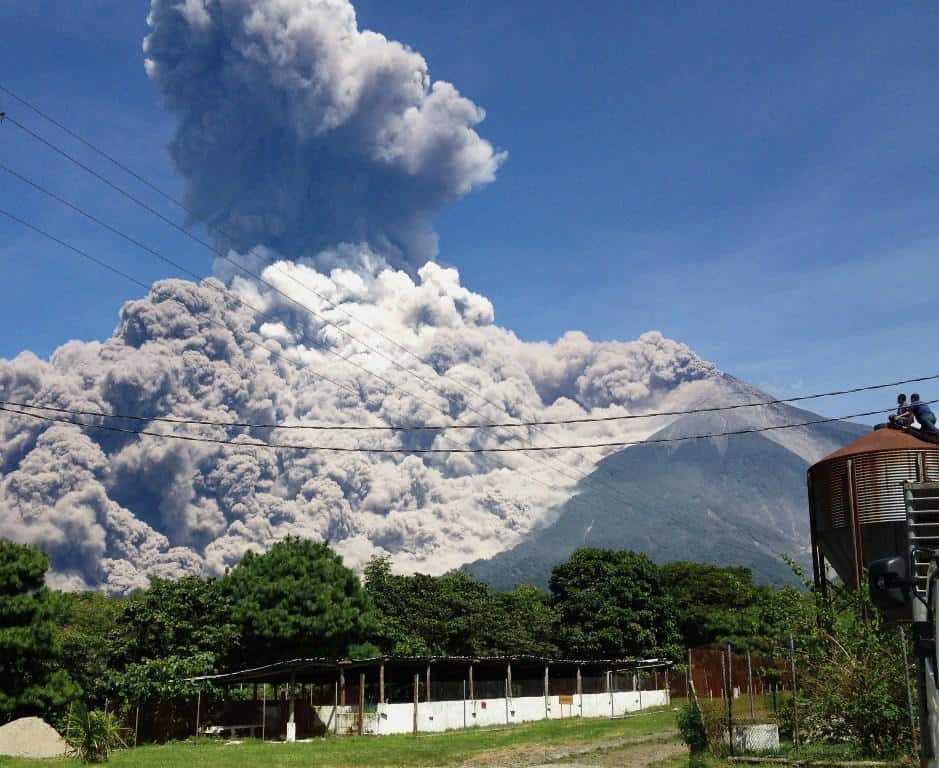 Porcicultores observando el Volcan de Fuego