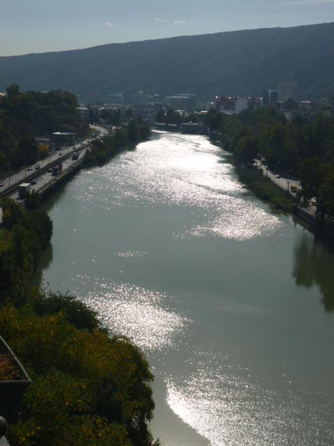El sol brilla en el rio Mtkvari en Tbilisi