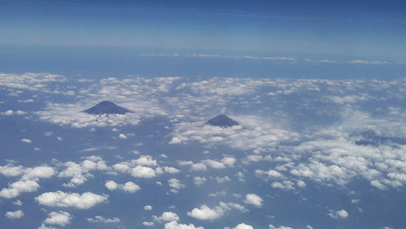 Volcanes sobre las nubes en Java
