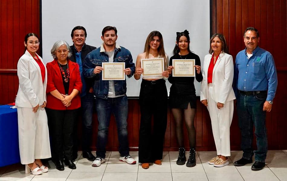 The Martha Acosta Foundation provides three new scholarships to students of the University Center for Biological and Agricultural Sciences of the University of Guadalajara.