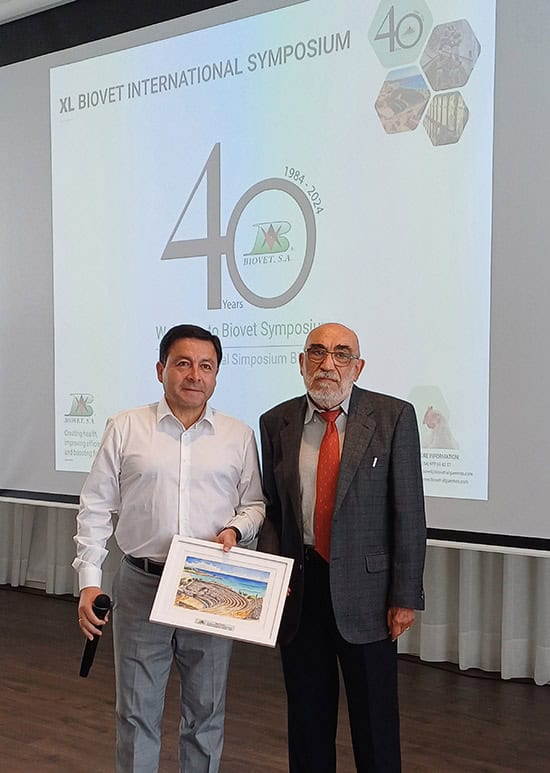 Mejor desarrollo tecnológico (al Dr. Hugo Patiño de Adivet Perú, por el estudio de la eficacia de conservantes naturales)