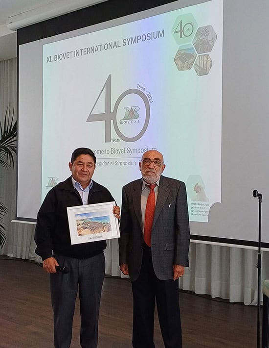 Mejor desarrollo científico (al Dr. Alexander Obando de la Universidad Santa María de Arequipa, por su investigación sobre la regulación del tránsito intestinal mediante minerales fósiles)